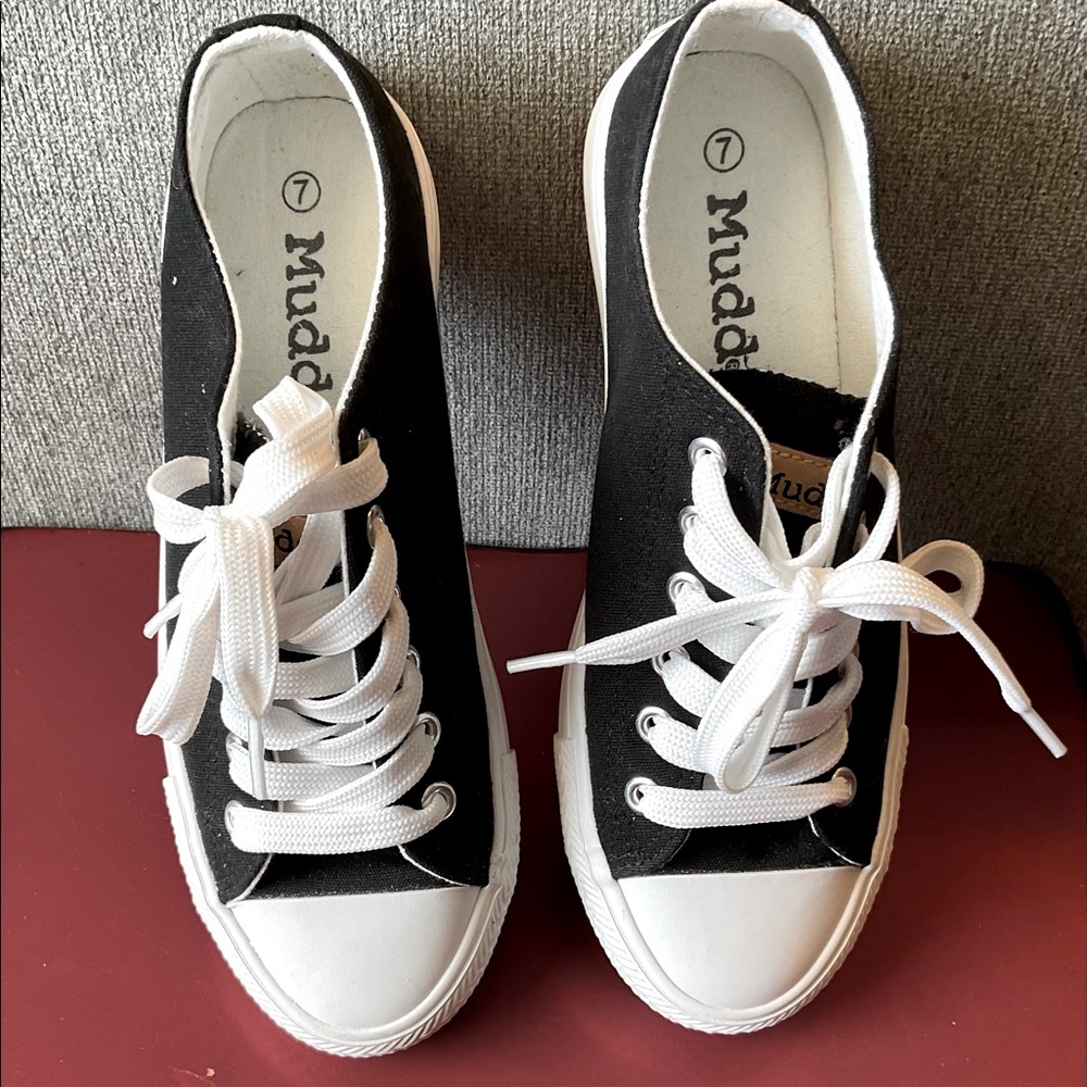 Mudd sneakers size 7